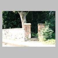 111-1323 Der Eingang zum Friedhof in Wehlau.jpg